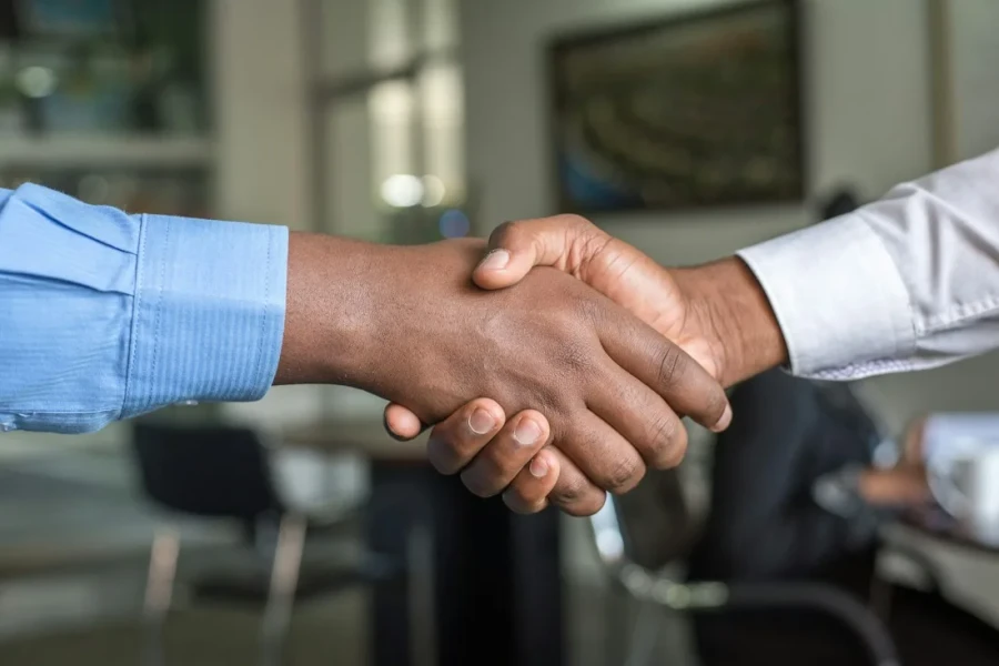 Conversa entre profissionais em uma empresa